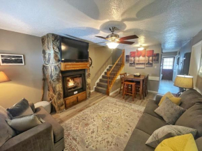 Valley Condo 106 - Creekside - WiFi - Hot Tub - Fireplace - Washer - Dryer - Playground